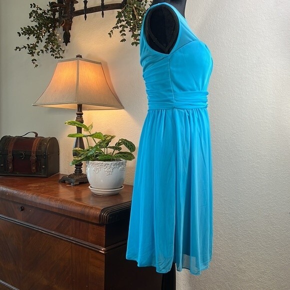 DAVID’S BRIDAL | Malibu Cocktail Dress with Mesh Top & Deep V Back Zip | Size 8 - Picture 3 of 9